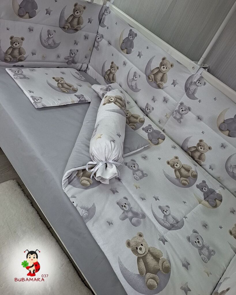 Bubamara037 Set posteljine za krevetac sa ravnom ogradicom Meda na mesecu, Sivi