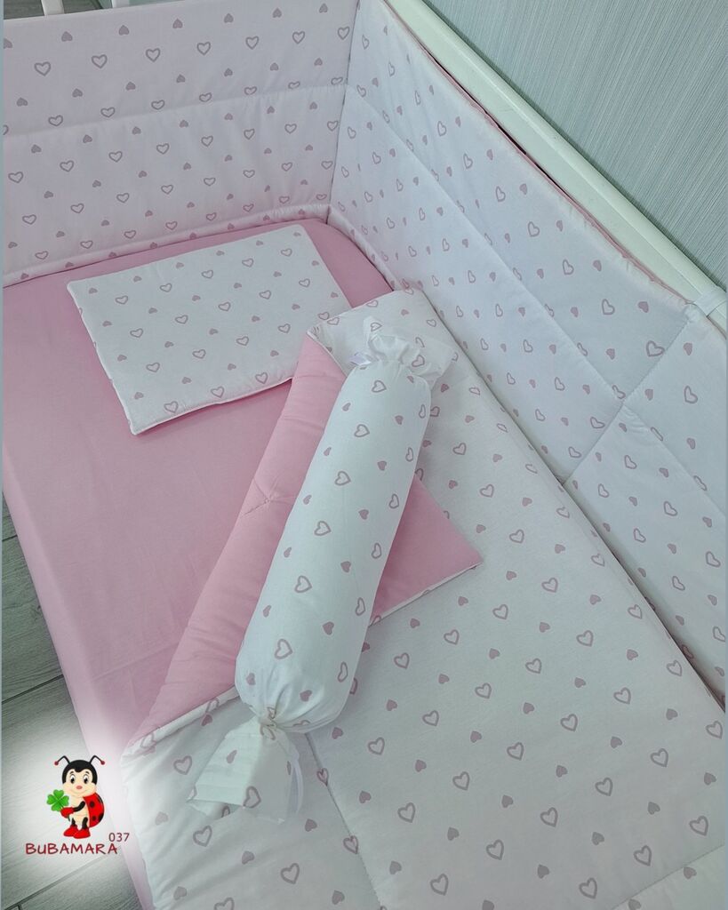 Bubamara037 Set posteljine za krevetac sa ravnom ogradicom Srca, Roze