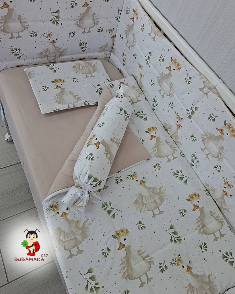 Bubamara037 Set posteljine za krevetac sa ravnom ogradicom Guskice, Bež