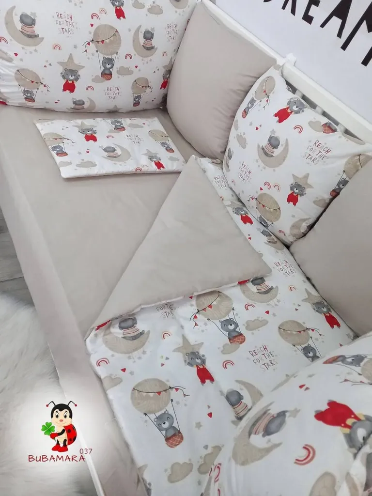 Bubamara037 Set posteljine za krevetac sa ogradicom od jastuka Meda na mesecu, Bež