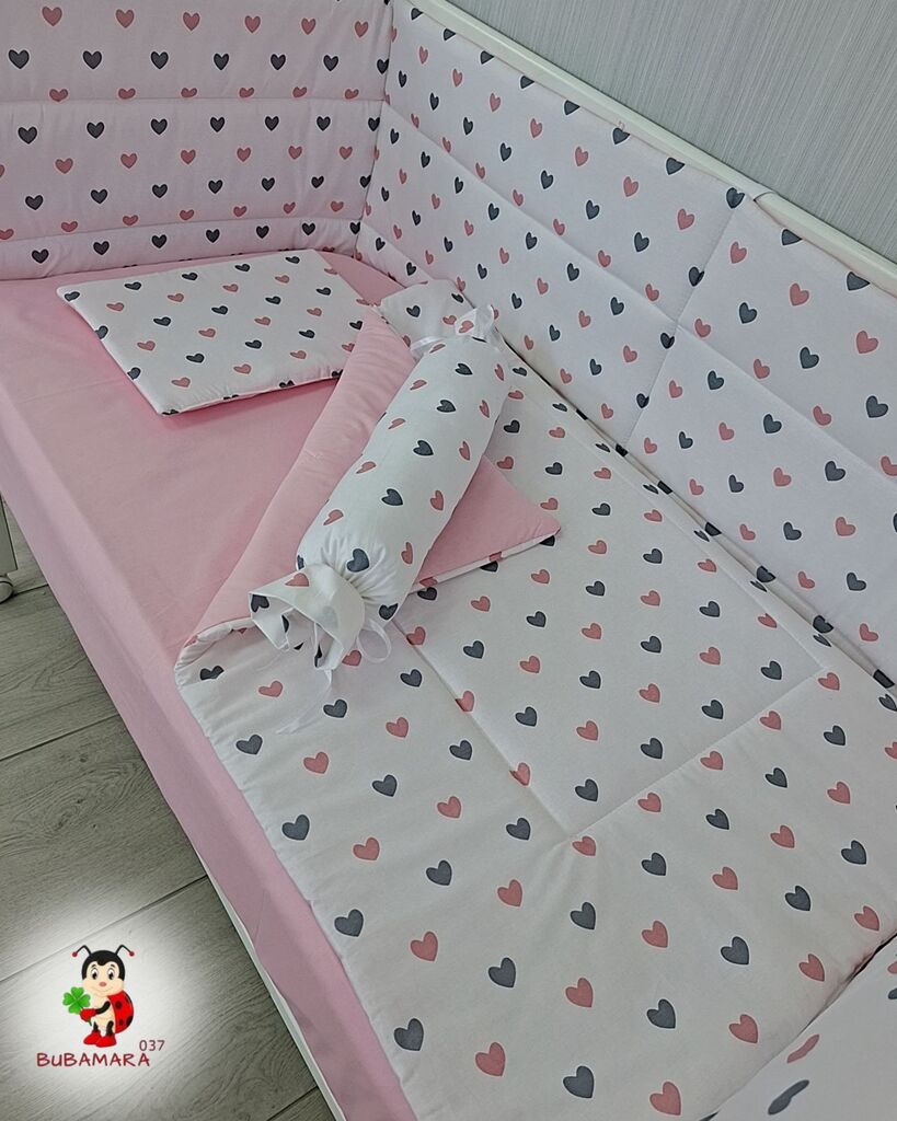 Bubamara037 Set posteljine za krevetac sa ravnom ogradicom Srca, Roze