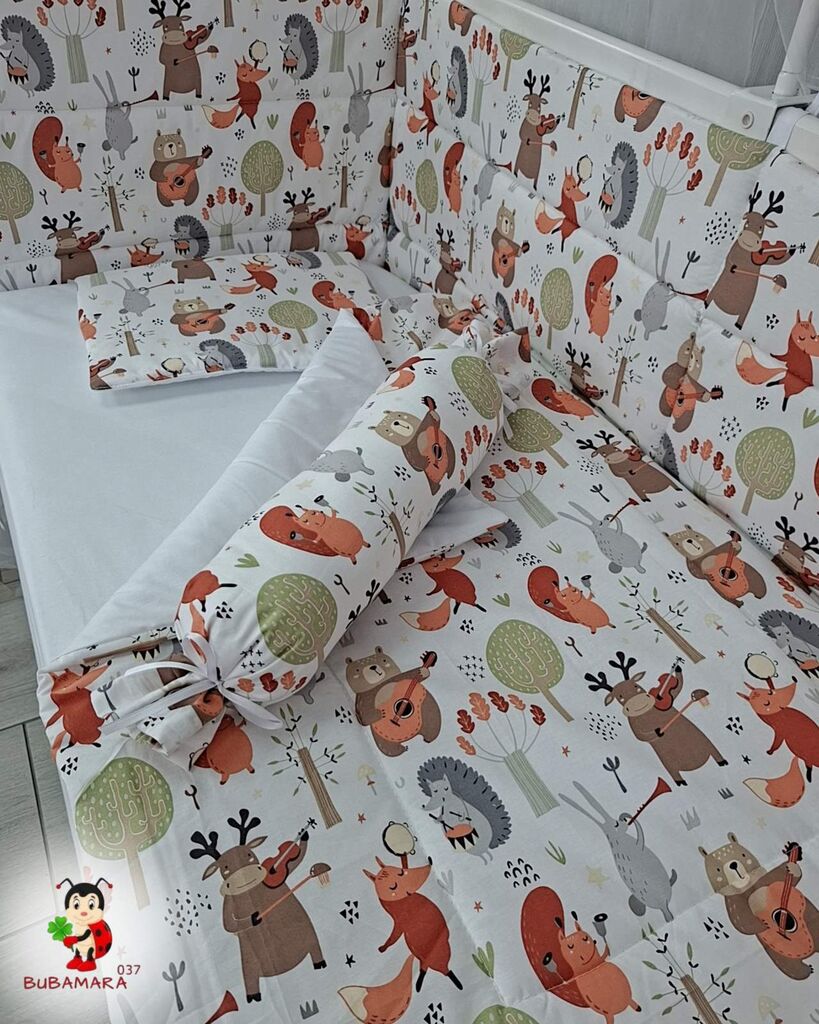 Bubamara037 Set posteljine za krevetac sa ravnom ogradicom Šumski svirači, Beli