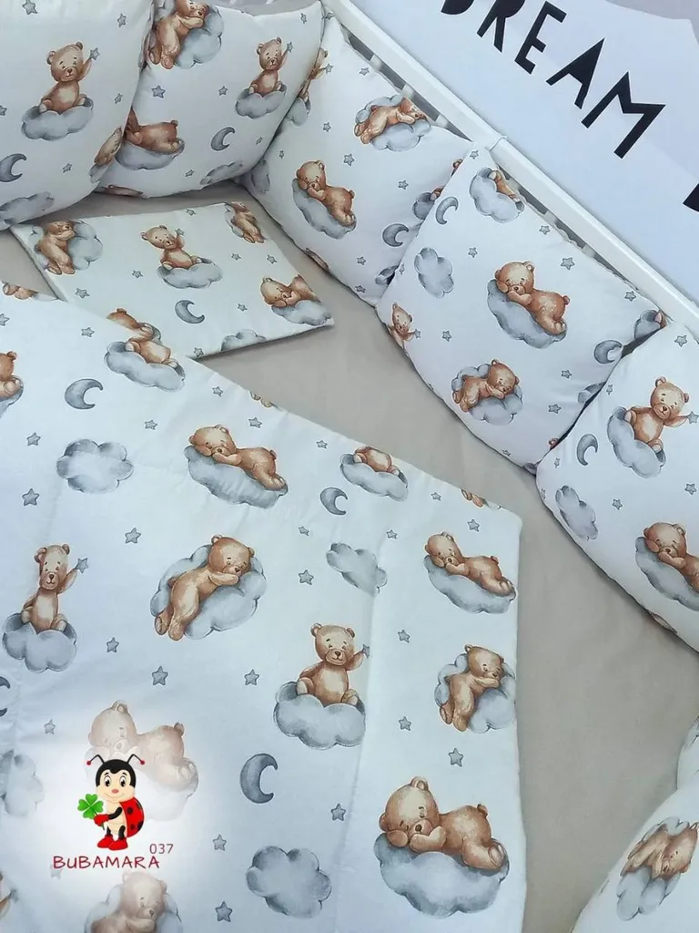 Bubamara037 Set posteljine za krevetac sa ogradicom od jastuka Meda na oblaku, Bež