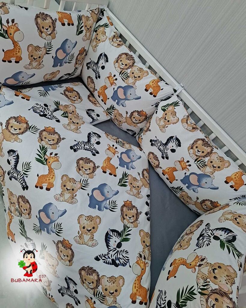 Bubamara037 Set posteljine za krevetac sa ogradicom od jastuka Safari, Sivi