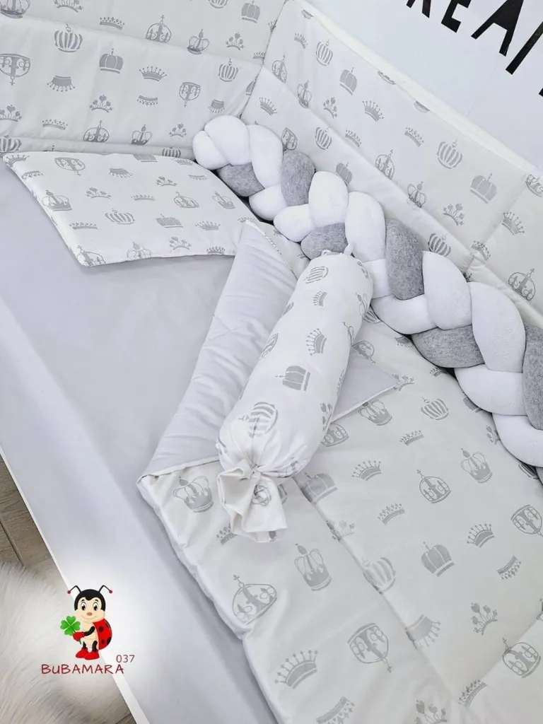 Bubamara037 Set posteljine za krevetac sa ravnom ogradicom Glitter, Svetlosivi