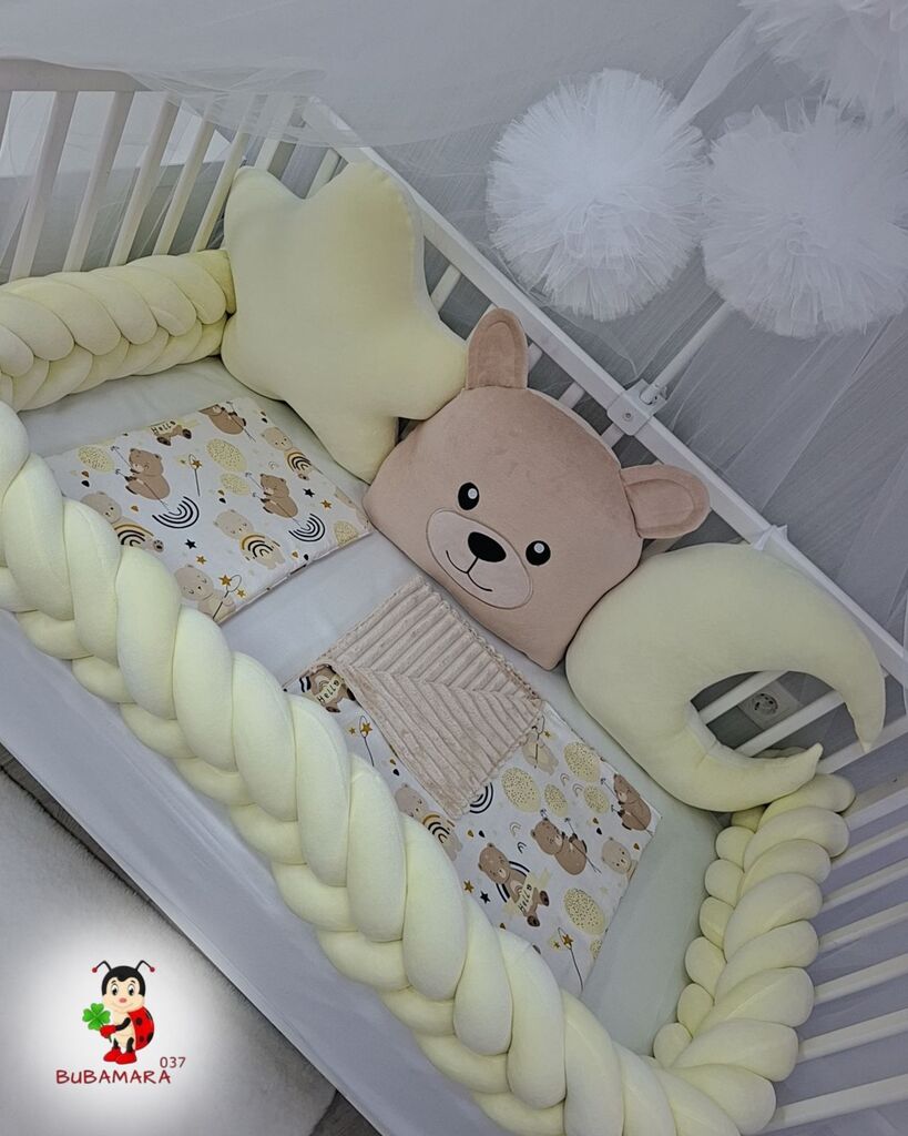 Bubamara037 Set posteljine za krevetac sa ogradicom od pletenica Meda, Žuto-beli