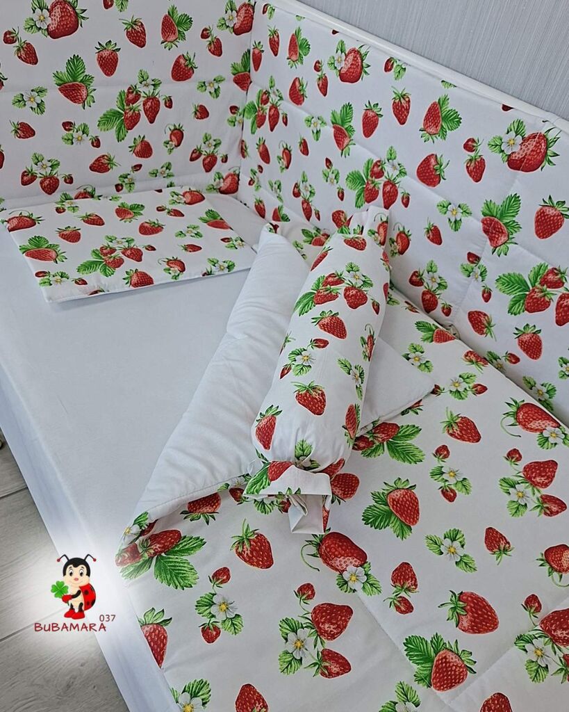 Bubamara037 Set posteljine za krevetac sa ravnom ogradicom Jagodice, Beli