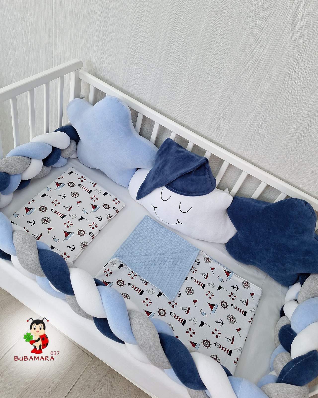 Bubamara037 Set za krevetac sa ogradicom od pletenica, bez lastiša, Plavo-Beli
