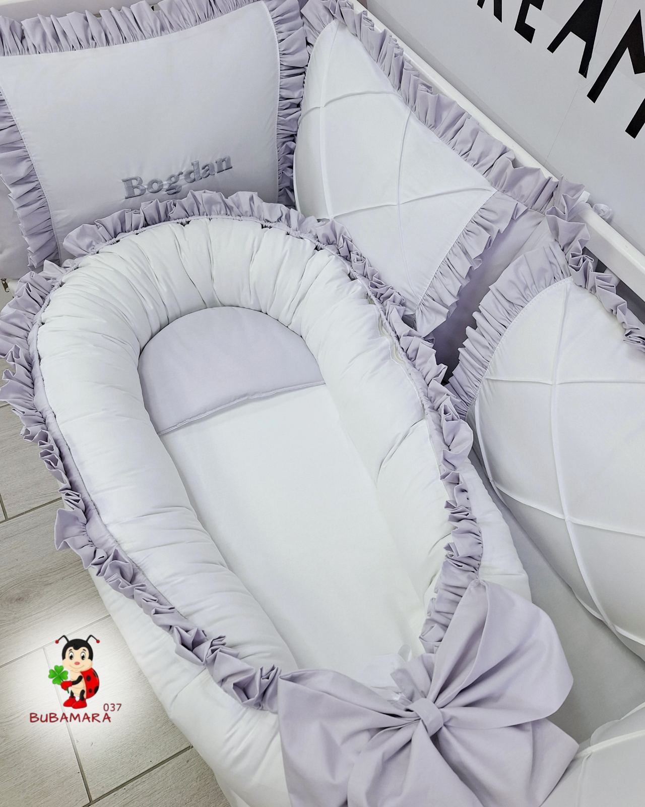 Bubamara037 Gnezdo za bebe sa karnerom, Belo-Sivo