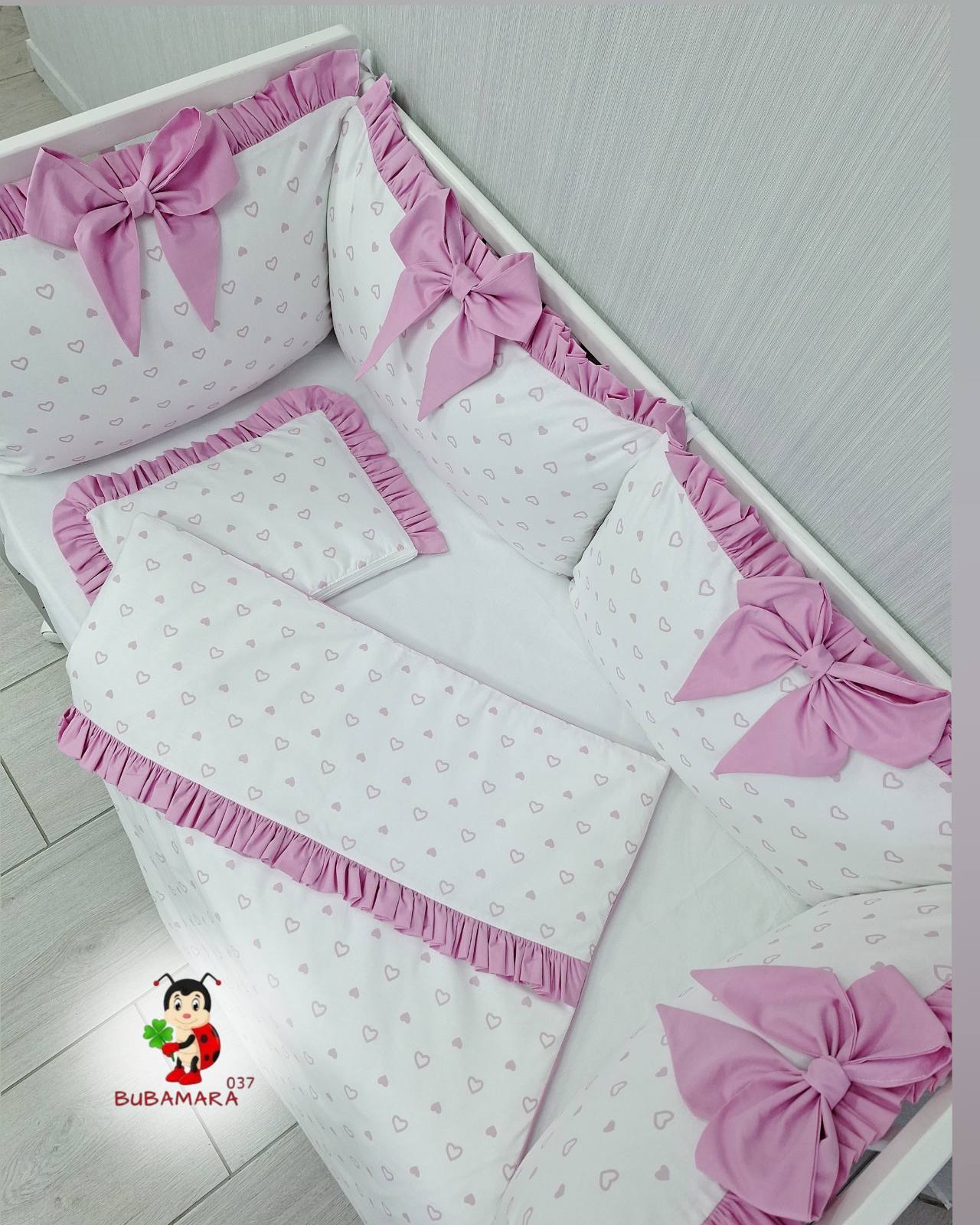 Bubamara037 Set za krevetac sa ogradicom od jastuka sa karnerom Srca, sa lastišom, Belo-Roze