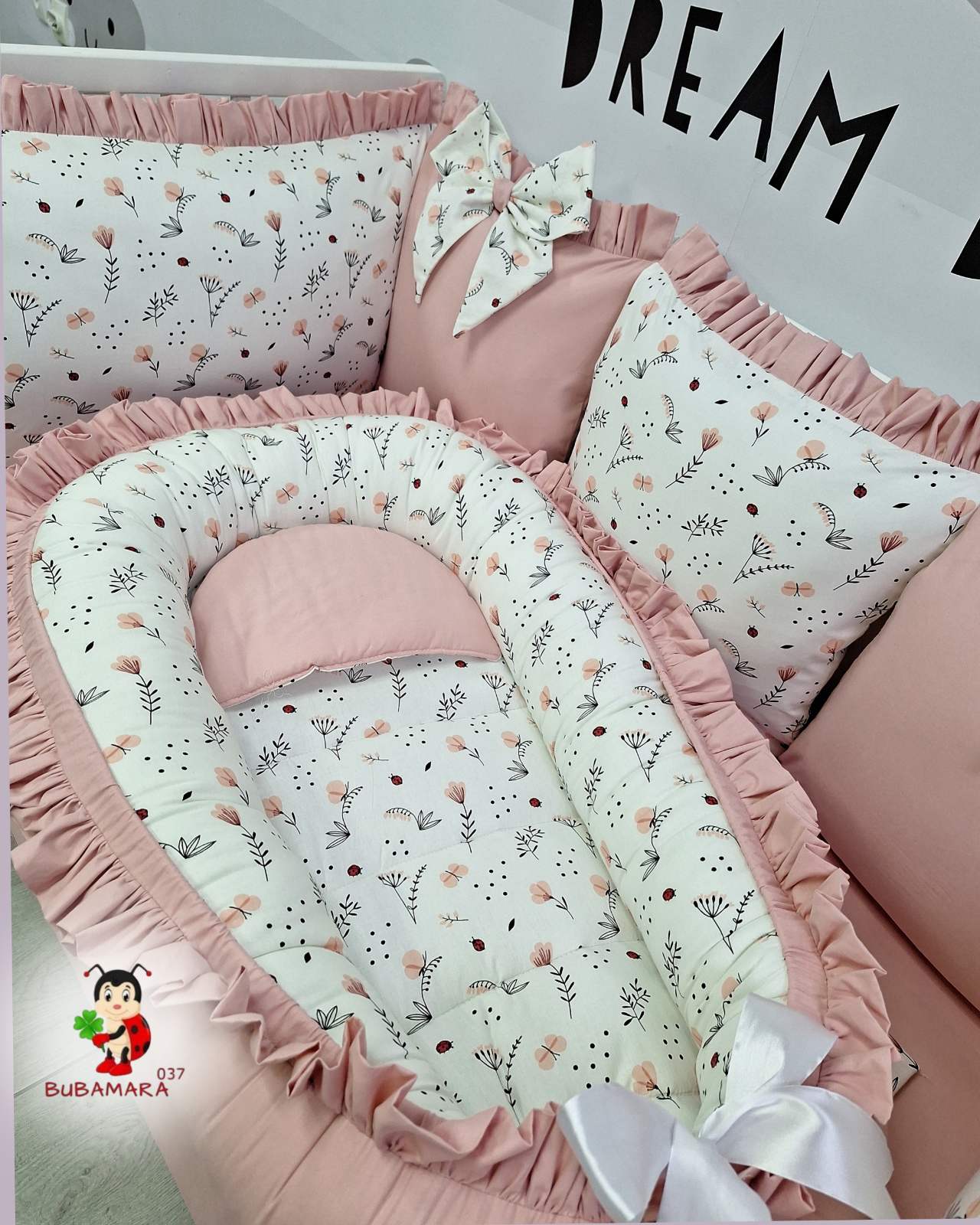 Bubamara037 Gnezdo za bebe sa karnerom Cvetići, Roze-Belo