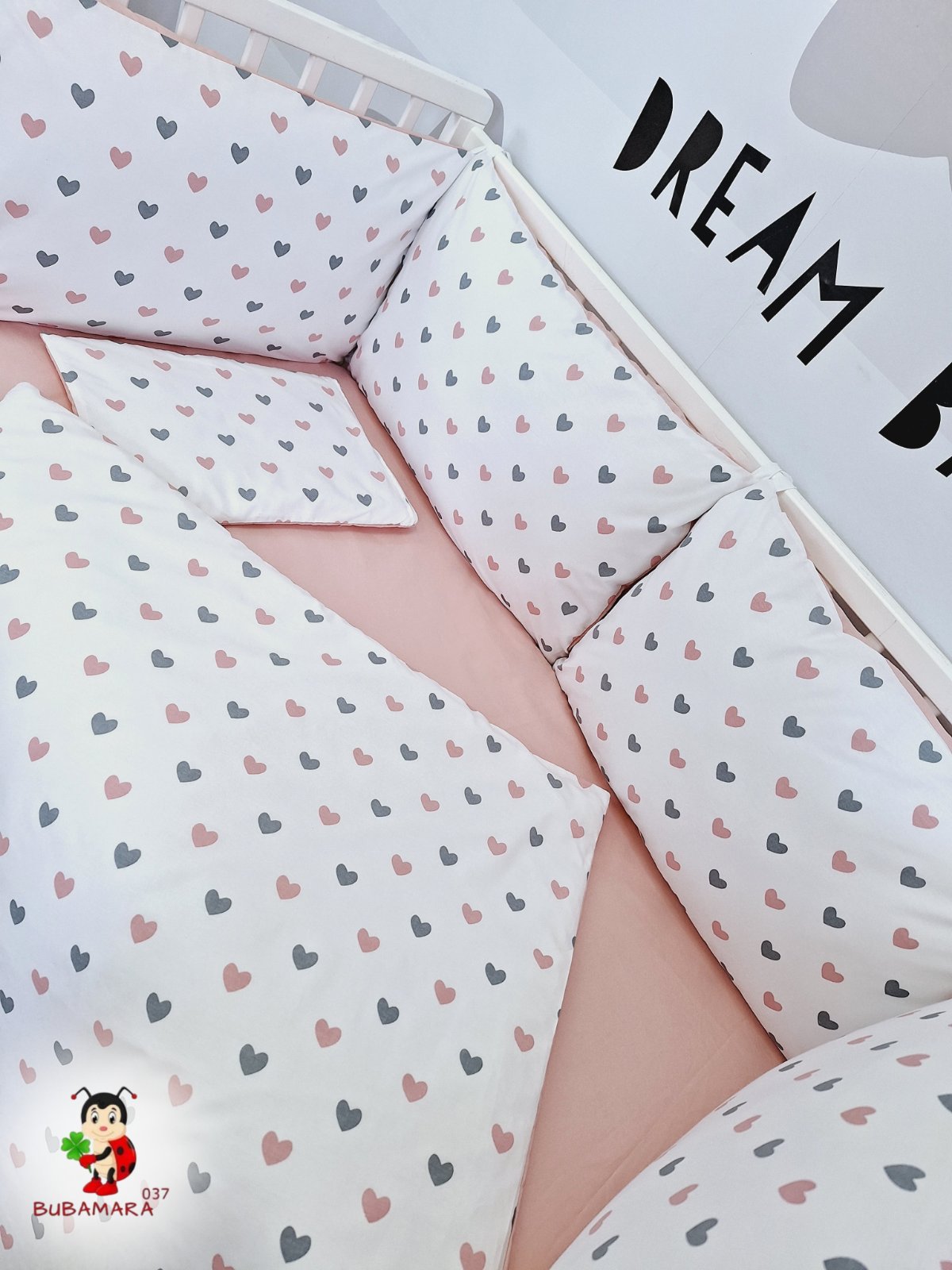 Bubamara037 Set za krevetac sa ogradicom od jastuka Srca, sa lastišom, Belo-Roze