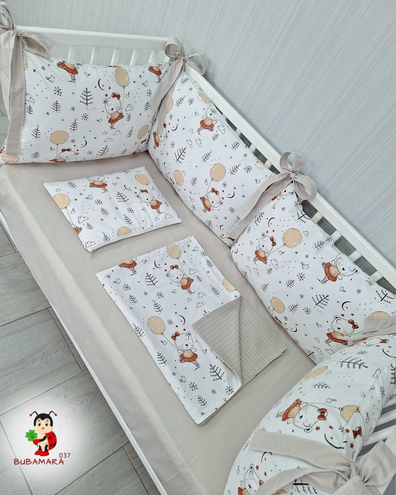 Bubamara037 Set za krevetac sa ogradicom od jastuka, bez lastiša, Belo-Bež