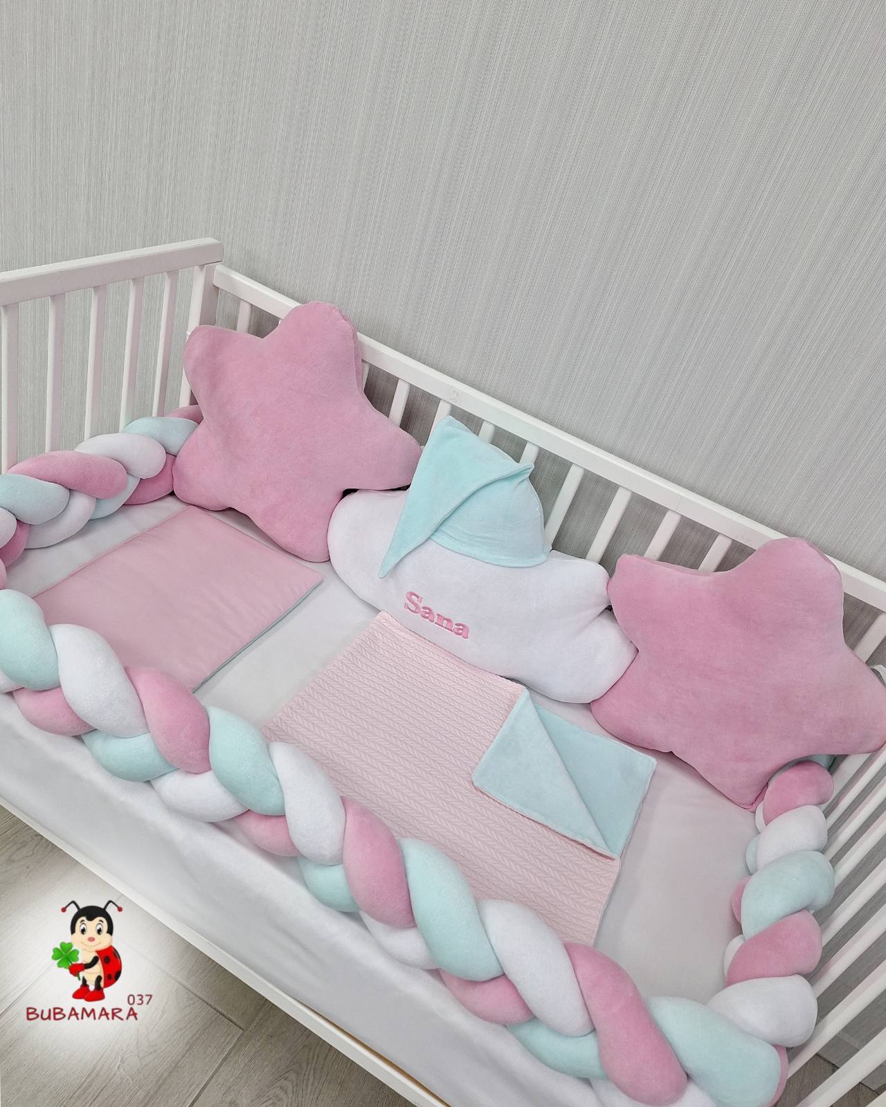 Bubamara037 Set za krevetac sa ogradicom od pletenica, sa lastišom, Roze-Beli