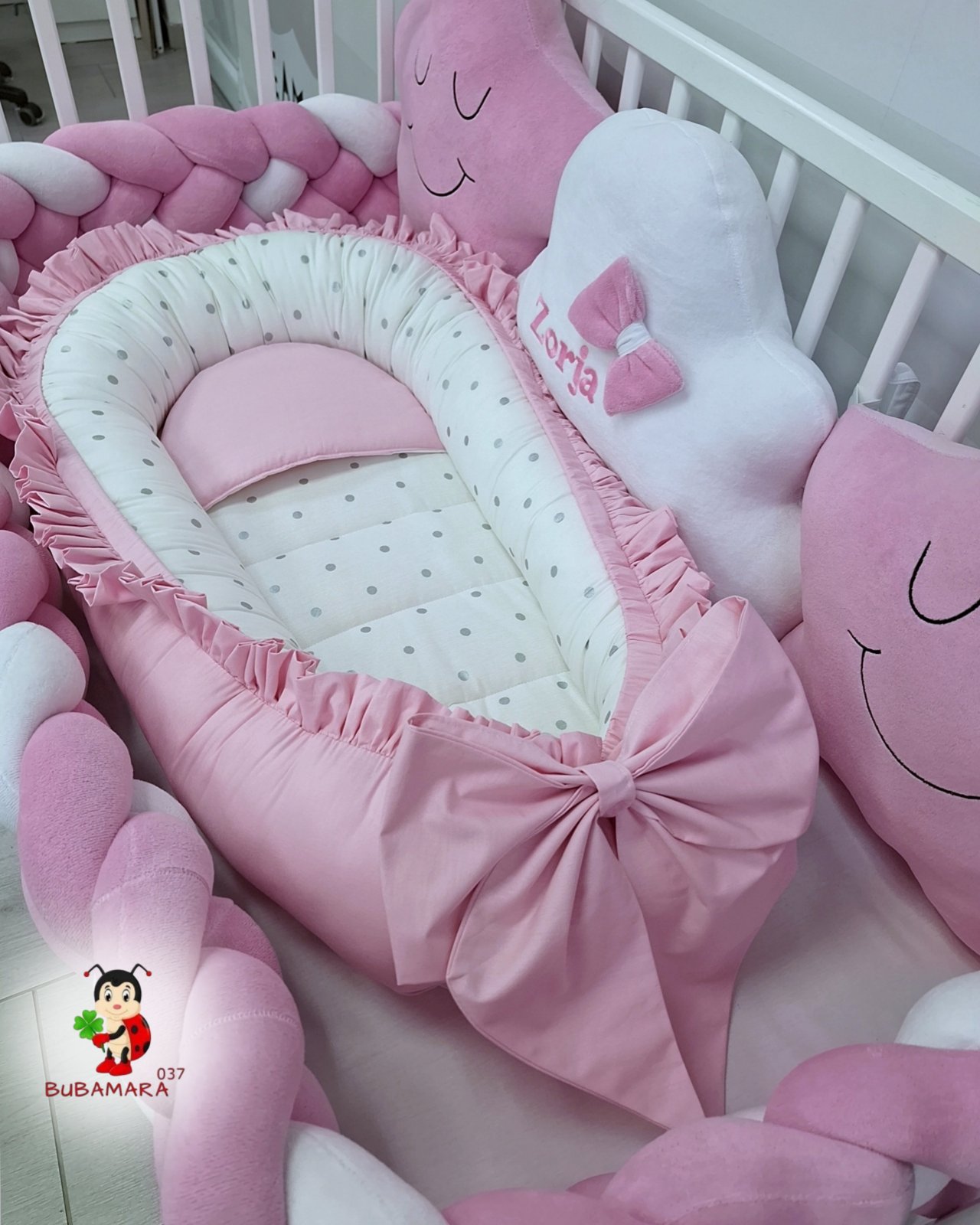 Bubamara037 Gnezdo za bebe sa karnerom Tačkice, Roze-Belo