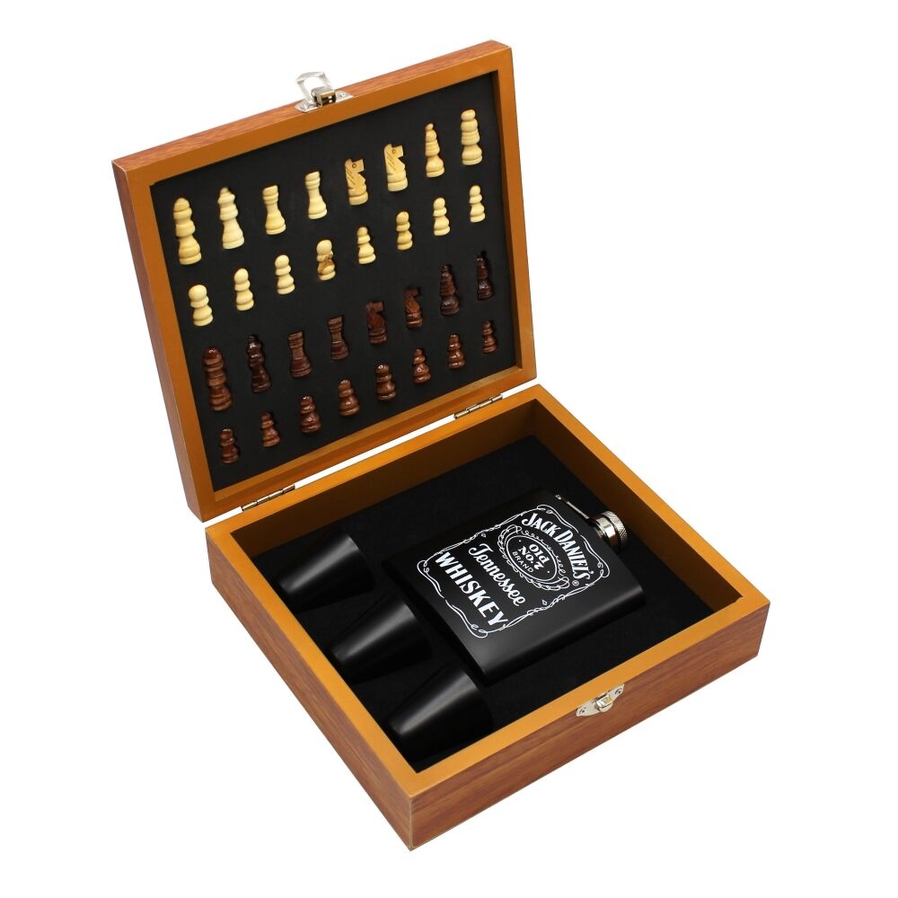 Poklon set Jack Daniel’s pljoska sa šahom u drvenoj kutiji, 180 ml (3 čašice)