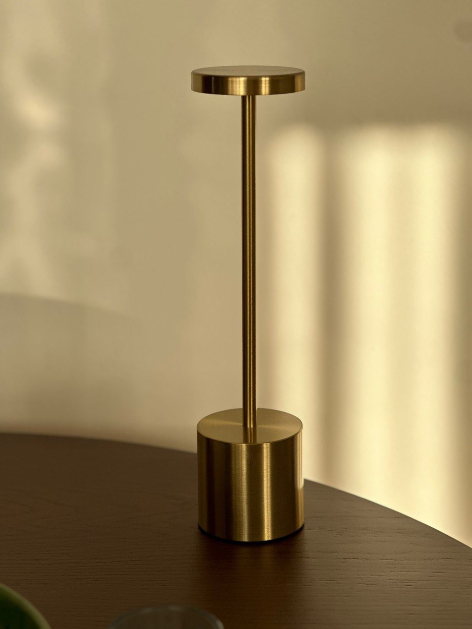 PREVILLAGE HOME LED stona lampa – bežična, zlatna, USB punjenje